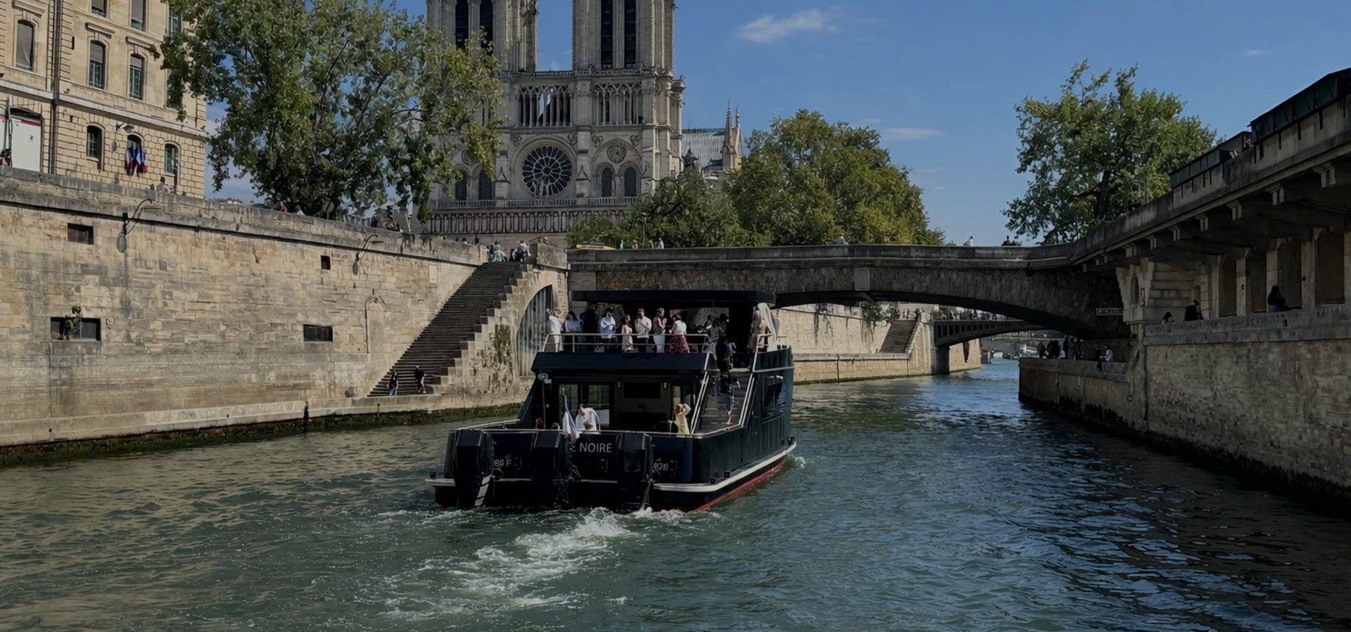 Location petit bateau privé Seine Paris