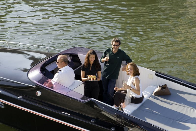 Black Swan - Paris Yacht Limousine