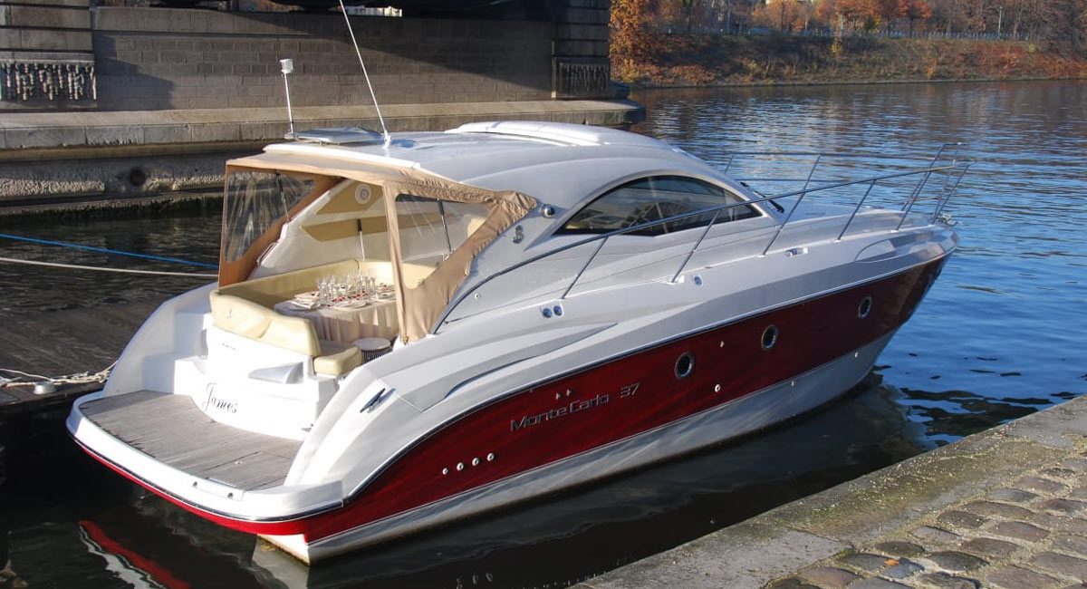 Private small boat rental on the Seine in Paris