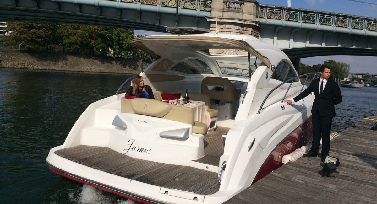 Boat rental for marriage proposals in Paris