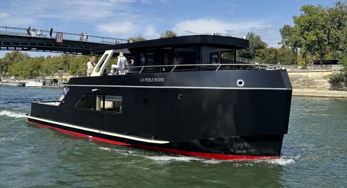 Private boat hire on the Seine for an evening