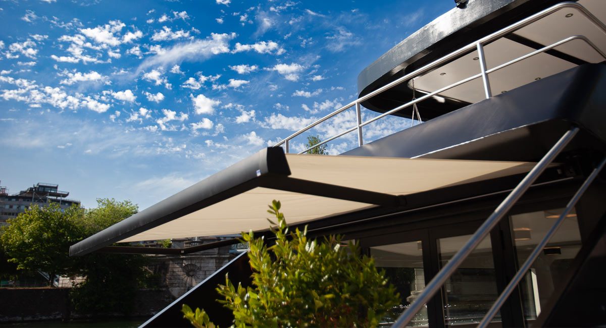 Yacht rental on the Seine in Paris