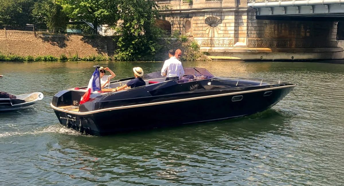 Private small boat rental on the Seine in Paris